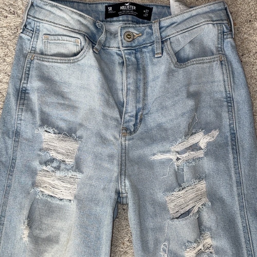 5R Hollister Ultra High-Rise Mom Jean. W & L 27. Light Wash.
